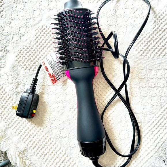 4-In-One Hair Dryer Styling Brush With Ceramic Oval Barrel and Volumizer
1200W - Picture 3 of 12